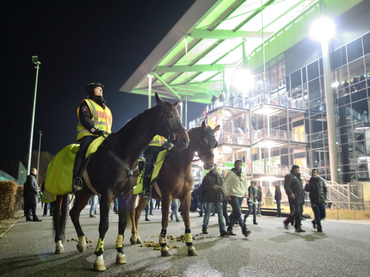 POlizei VfL Stadion Pferde