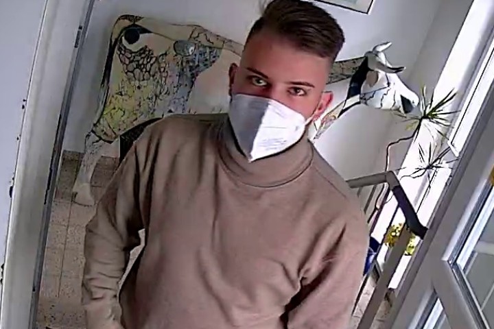 Hier schaut der Täter in eine Überwachungskamera in Wolfsburg. Wer kennt diesen Mann? 