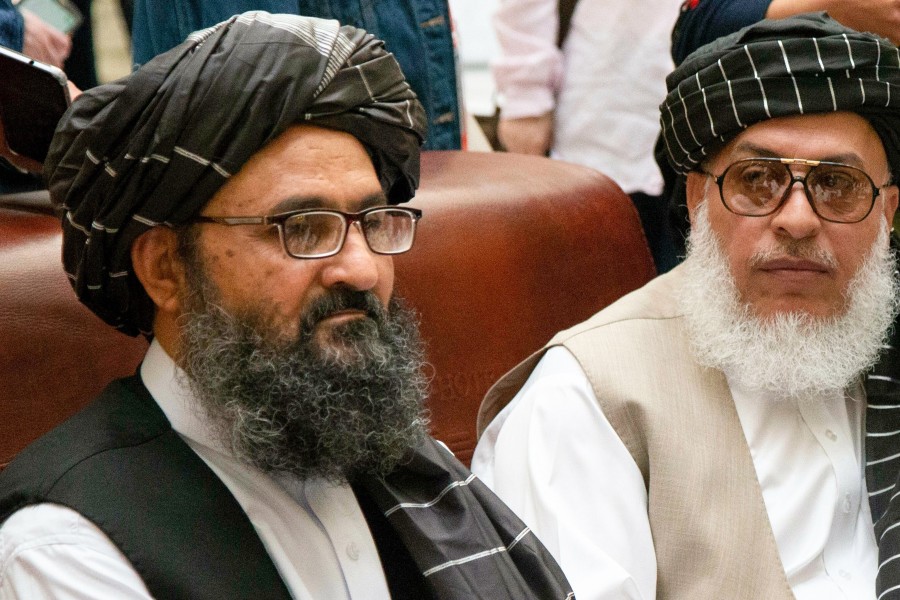 Mullah Abdul Ghani Baradar (links), Vize-Chef der Taliban aus Afghanistan, und Scher Mohammed Abbas Staneksai, Verhandlungsführer der Taliban.