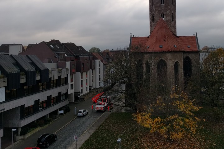 An der Petrikirche gegenüber unserer Redaktion haben sich Ziegel gelöst. 