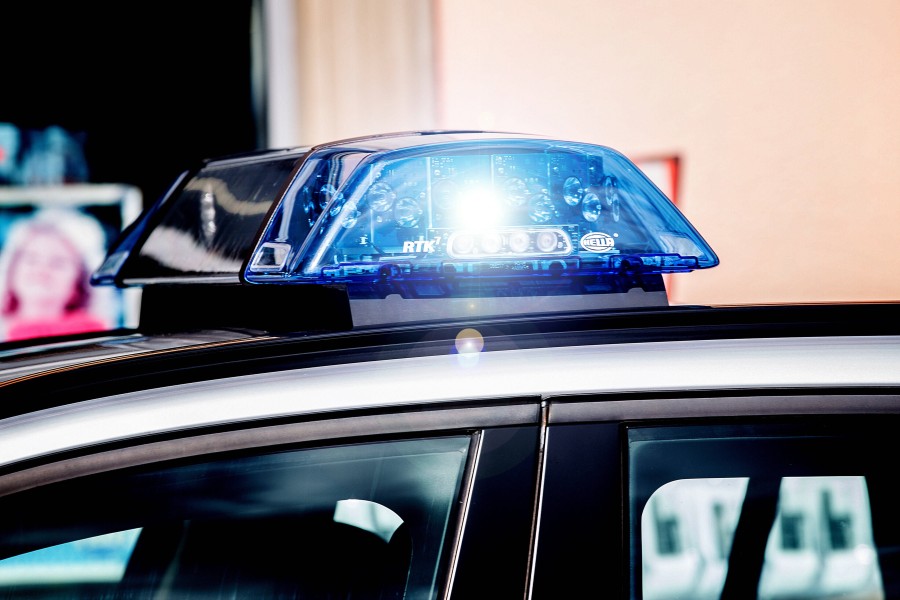 Hannover: Ein lebloser Mann wird in einem Hausflur gefunden - die Polizei ist ratlos. (Symbolbild) 