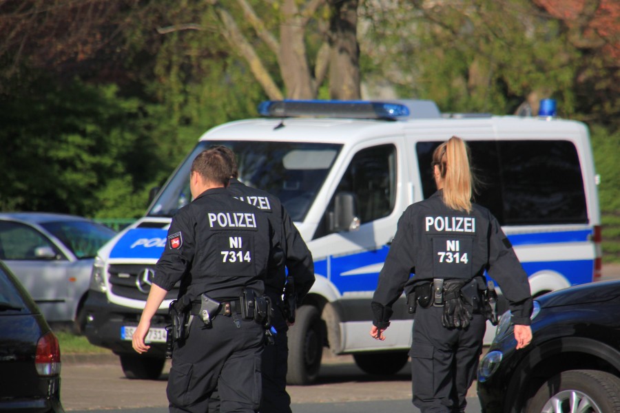 Die Polizei hat den Lkw kontrolliert – und vier Jugendliche entdeckt. (Symbolbild)