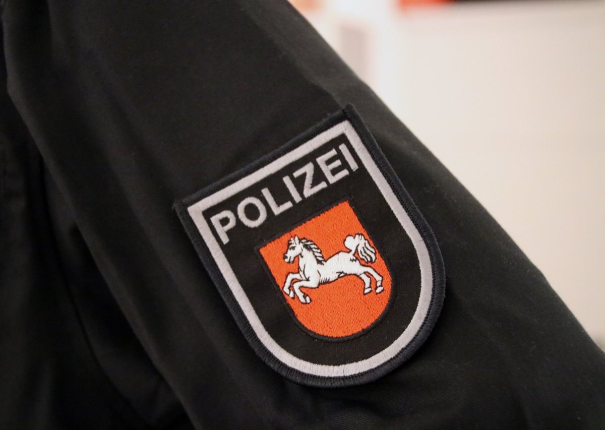 Polizei Polizeiabzeichen dunkel Blaulicht