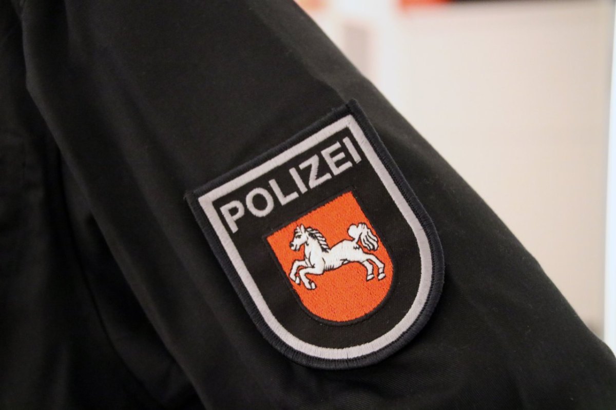 Polizei Polizeiabzeichen dunkel Blaulicht