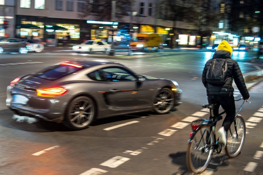 Helmstedt: Ein Porschefahrer demoliert ein anderes Auto, fährt weg und begeht den nächsten Fehler. (Symbolbild) 