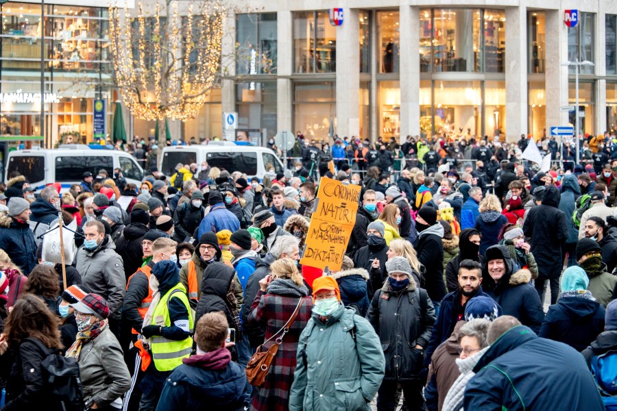 Zahlreiche Teilnehmer einer Demonstration der Querdenken gegen die Corona-Maßnahmen standen auf dem Opernplatz in Hannover. (Archivbild)