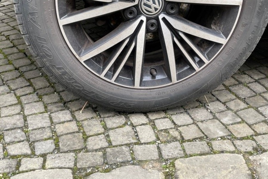 Unbekannte haben Schrauben in die Reifen gesteckt. 