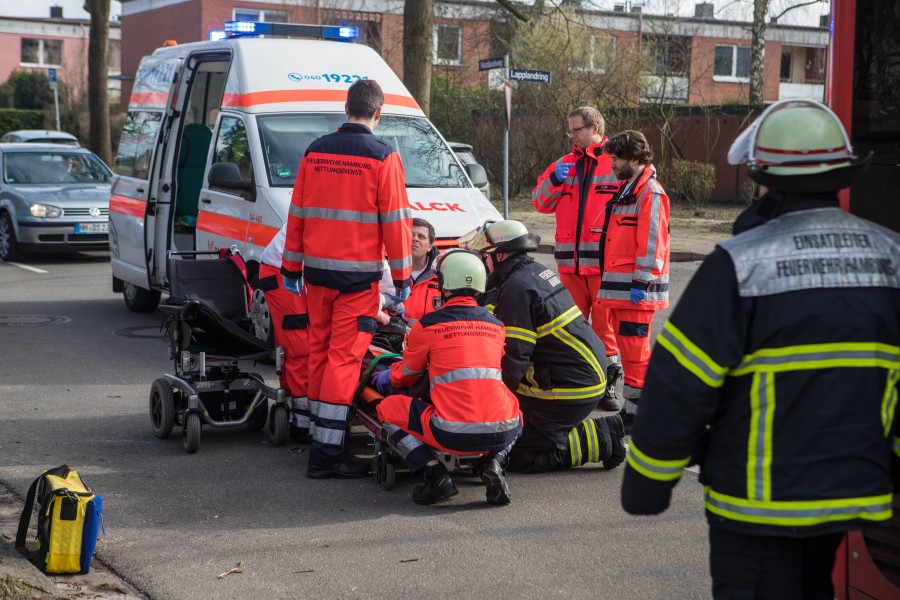 Schlimme Folgen! Rollstuhlfahrer verletzt sich beim Crash in Lehre und muss ins Krankenhaus. (Archivbild)