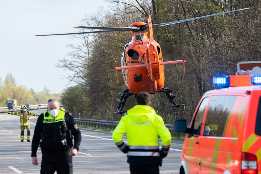 Auch ein Rettungshubschrauber landete auf der A7 bei Hannover. Leider konnte auch er nicht mehr helfen... (Symbolbild)