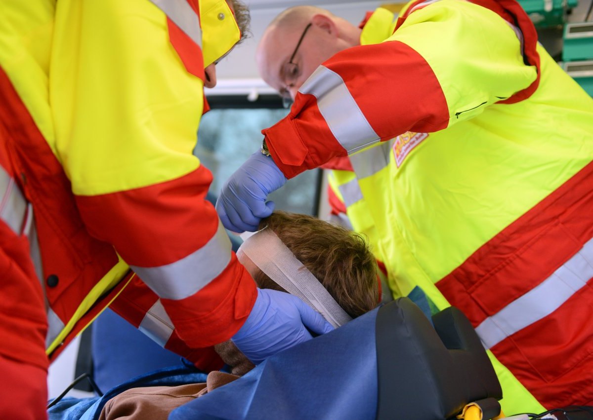 Rettungskräfte Klinikum Unfall Blaulicht Sanitäter Symbolbild