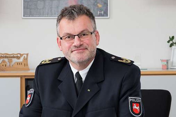 Braunschweigs Polizeivizepräsident Roger Fladung verteidigt seine Kollegen. (Archivbild)