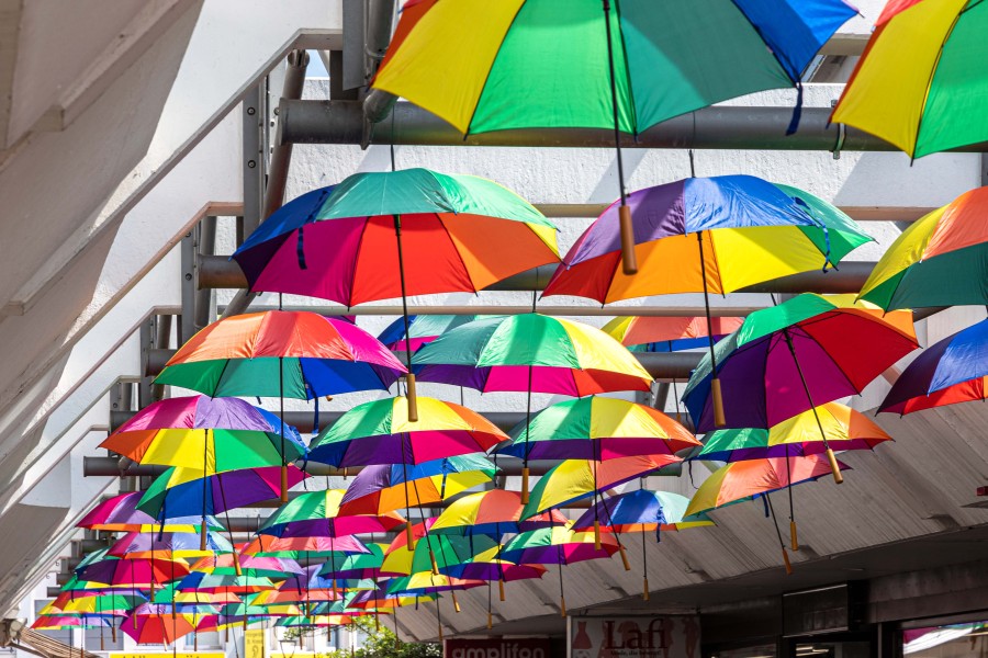 In der Einkaufspassage in Salzgitter hängen nun bunte Schirme.