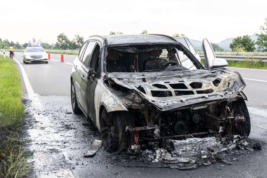Auf der A39 in Salzgitter ist ein Auto komplett ausgebrannt.