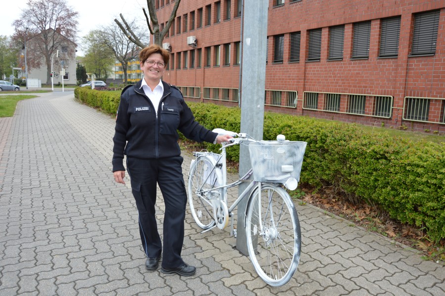 Die Polizei Salzgitter hat die sechs weißen Fahrräder aufgestellt. 