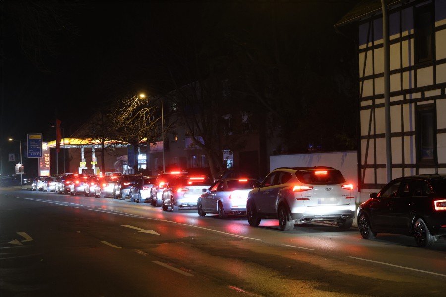 Mega-Schlange vor der Shell-Tankstelle! 