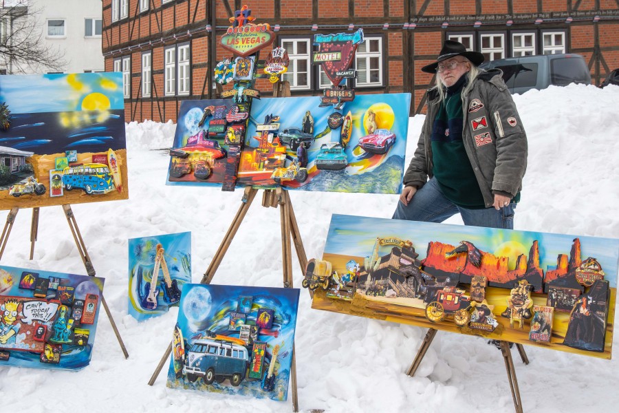 Am Wochenende gab Sun Bull eine spontane Ausstellung im Schnee – seine Werke hat er momentan im VW-Bus immer dabei.