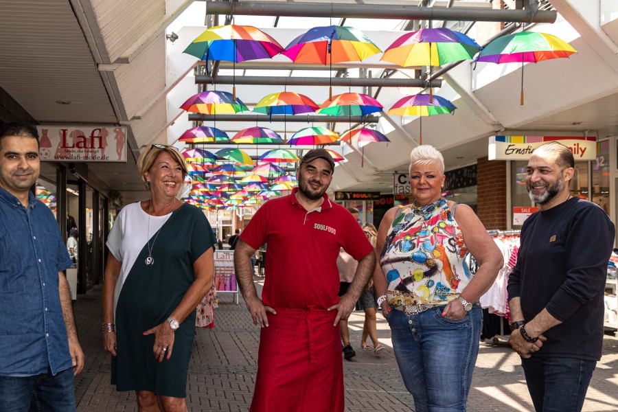 In der Einkaufspassage in Salzgitter hängen nun bunte Schirme.