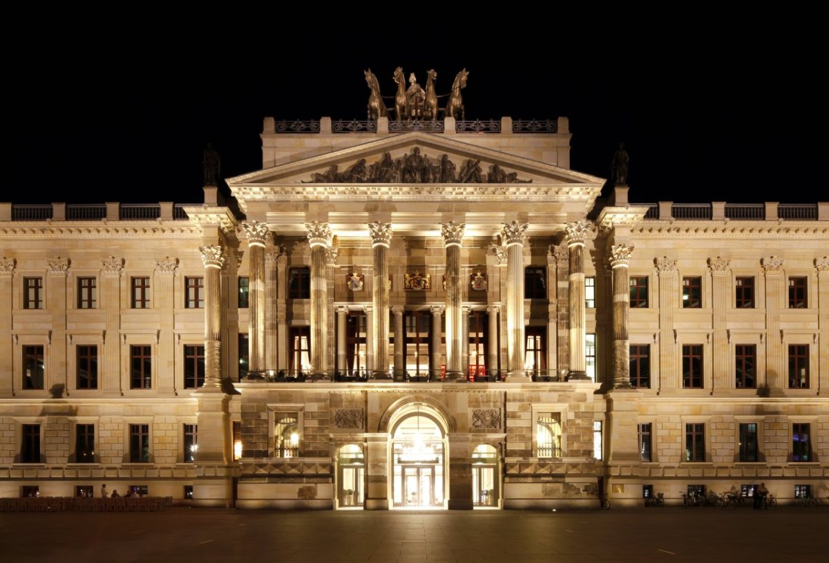 Schloss Arkaden Braunschweig langer Donnerstag.jpg