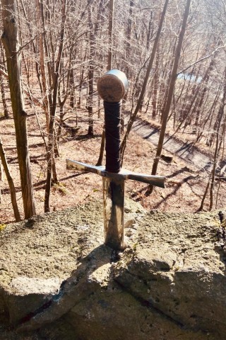 Mitten im Harz versteckt sich ein wahres Abteuer – doch nach der Legende brauchst du mehr als nur Muskelpower, um das Schwert aus dem Felsen zu befreien. 
