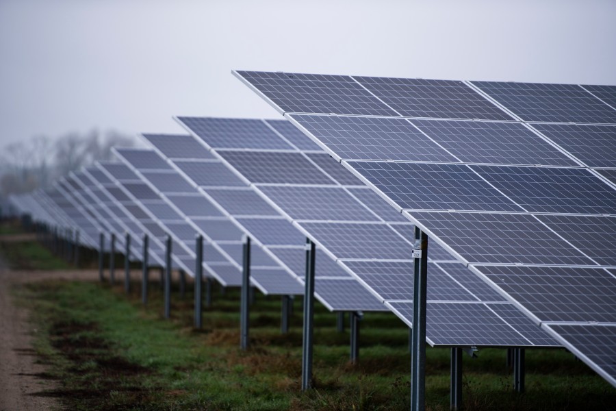 Im Solarpark Tramm-Göthen stehen über 450.000 Solarplatten. (Archivbild)