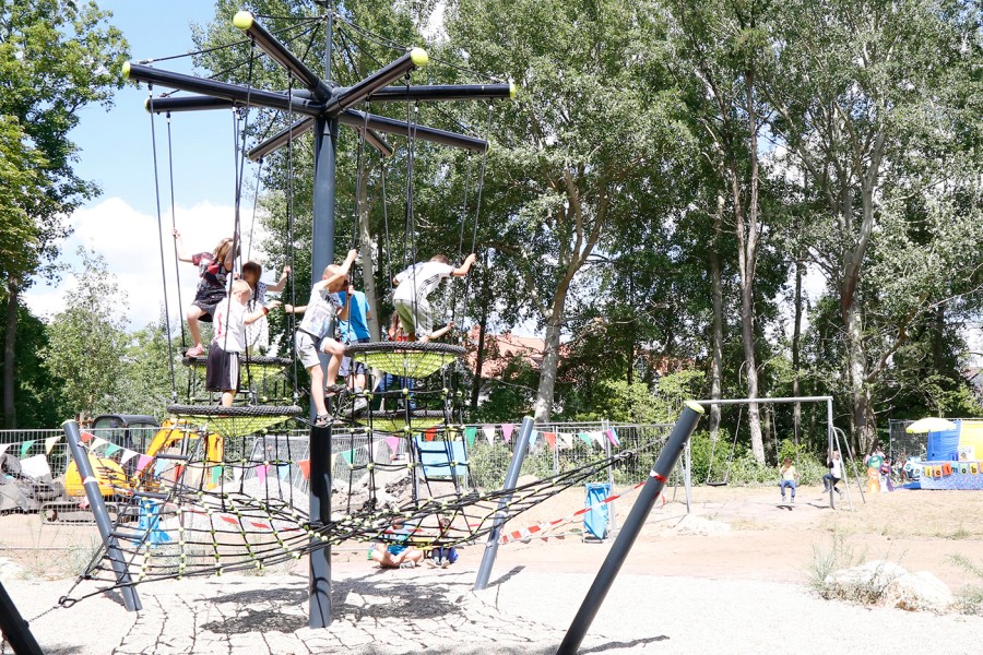 Der "Vogelnestbaum" als zentrales Element des neuen Spielplatzes - mit mehreren kleinen Vogelnest-Schaukeln.