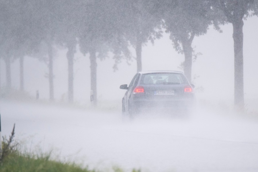 Plötzlicher Starkregen hatte den BMW-Fahrer mit seiner Familie am Freitagabend auf der A7 in Niedersachsen überrascht. (Symbolbild)