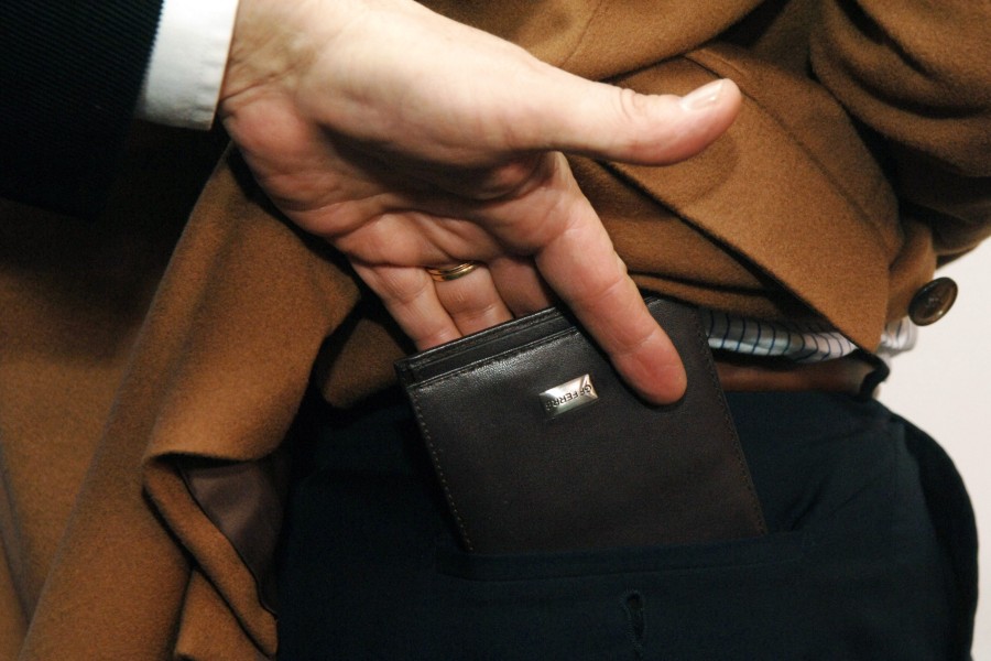 Ein Taschendiebstahl geht meist sehr schnell. (Symbolbild)