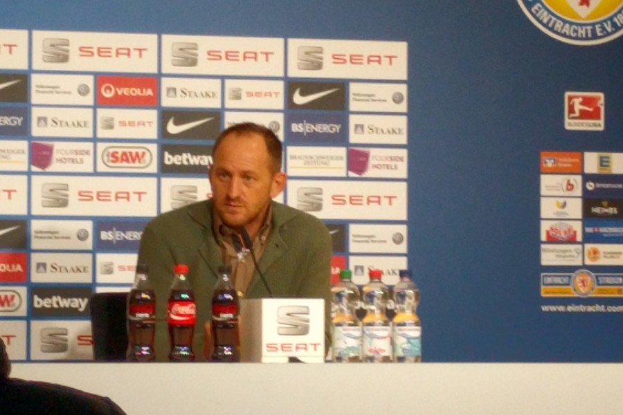 Trainer Torsten Lieberknecht bei der Pressekonferenz.