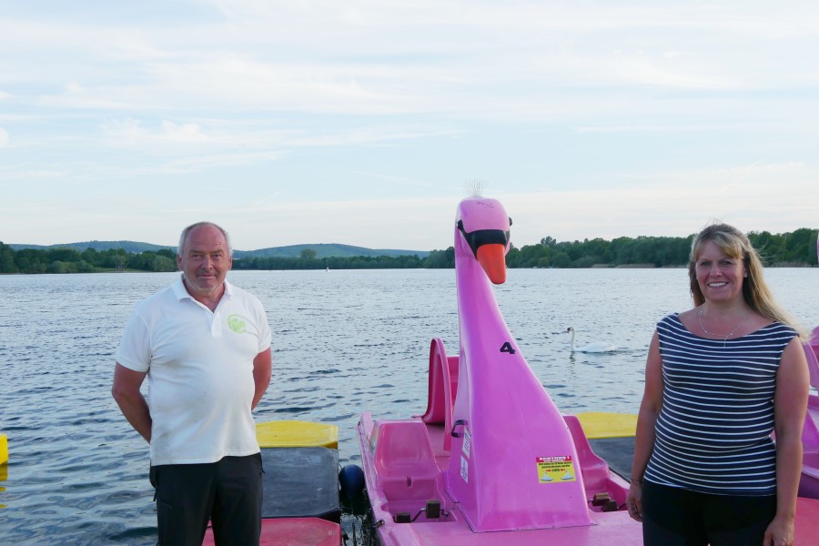 Fast hätte er seinen Traum aufgegeben. Doch nun sind Eugen Steiner und seine Partnerin und Freundin Anke Isensee mit den bunten Schwan-Bötchen wieder am Start!