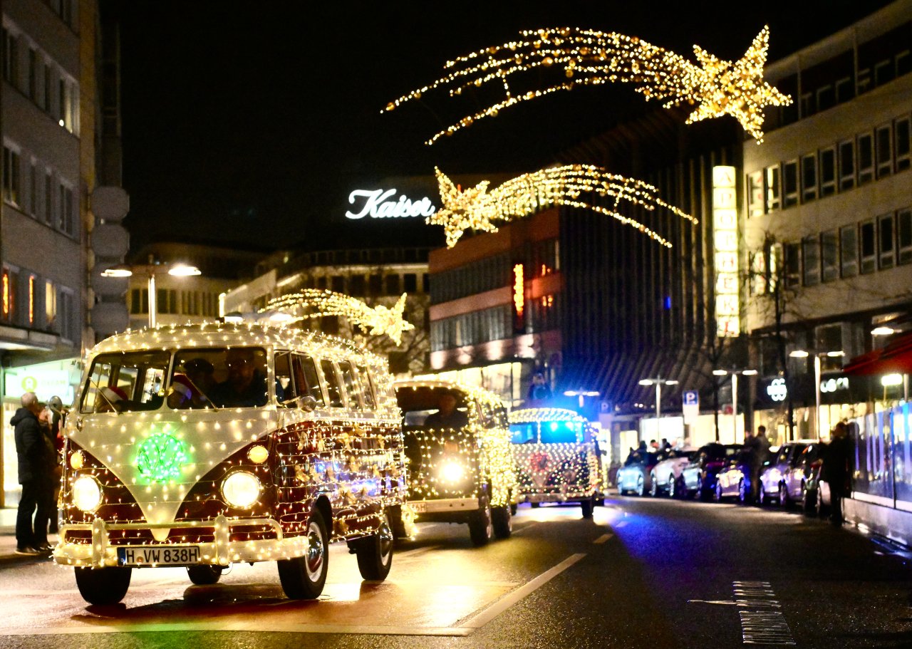 VW mischt bei Lichterfahrt in Hannover mit diese Oldtimer sind dabei