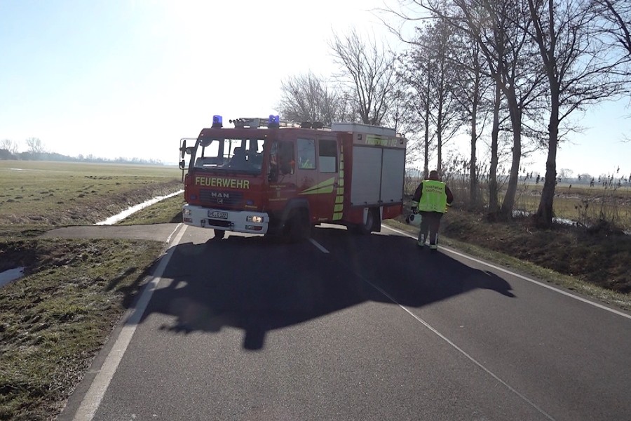Polizei und Feuerwehr sperrten die Unfallstelle bei Grafhorst ab.