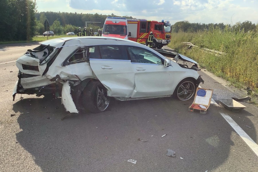 Die Fahrer waren in den Autos eingeklemmt. 