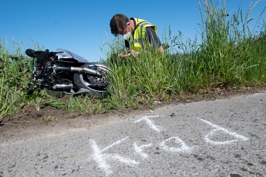 An einem Feldweg in Hannover stießen ein Motorradfahrer und ein PKW-Fahrer zusammen. 