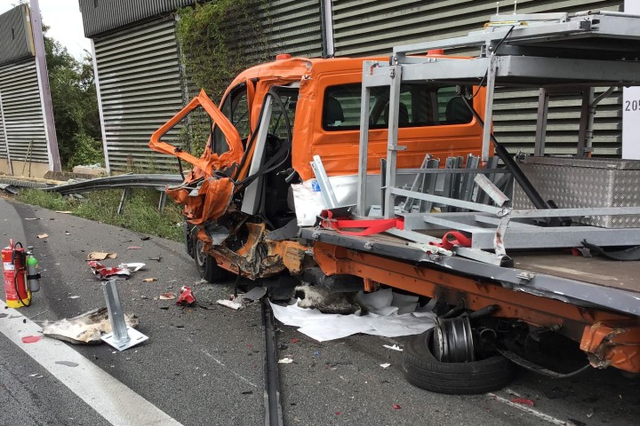 Ein Fahrzeug der Autobahnmeisterei ist auf der A2 bei Helmstedt von einem Lkw gecrasht worden.