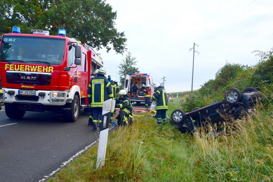 Nach dem Unfall im Kreis Wolfenbüttel musste die Fahrerin mit hydraulischem Rettungsgerät befreit werden. 