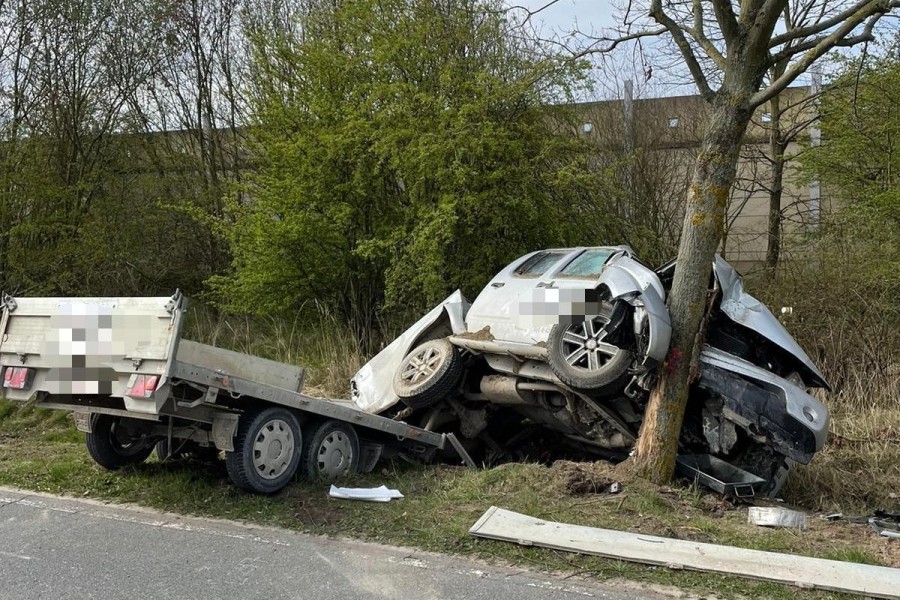 Heftiger Anblick! Das Auto krachte frontal in den Baum. 