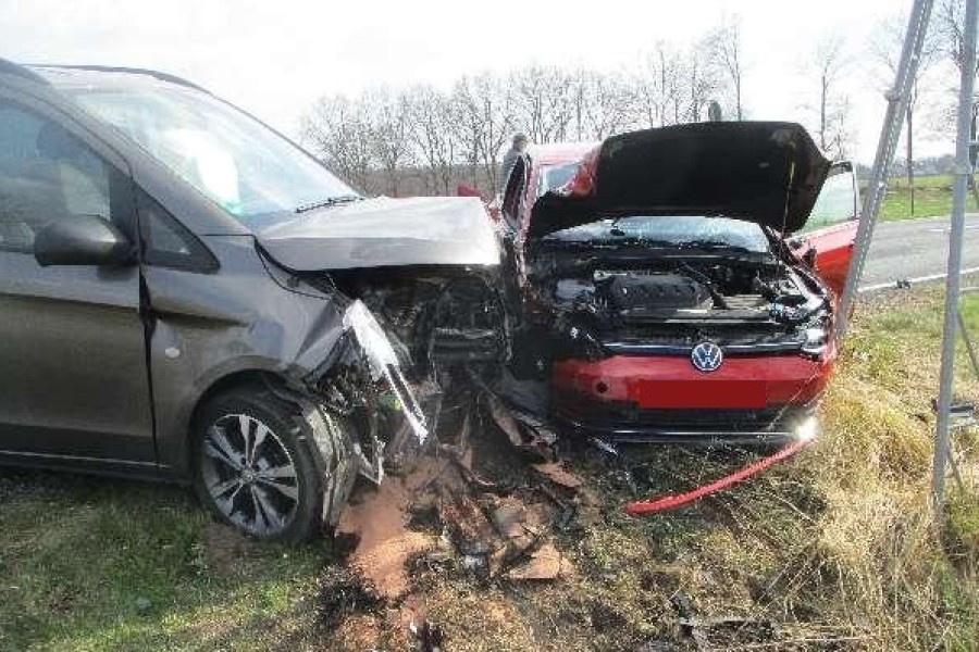 Heftiger Unfall in Wolfsburg! Gekracht hat es in Wendschott. 