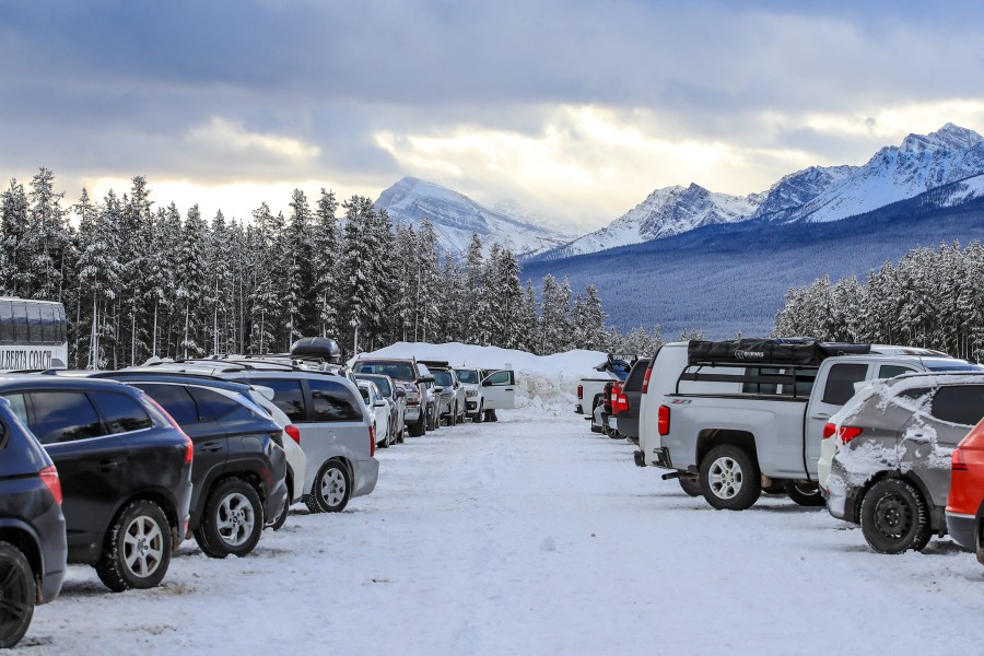 Urlaub in Österreich: Unten angekommen landete der Skifahrer auf dem Dach eines Autos. (Symbolbild) Urlaub in Österreich: Unten angekommen landete der Skifahrer auf dem Dach eines Autos. (Symbolbild)