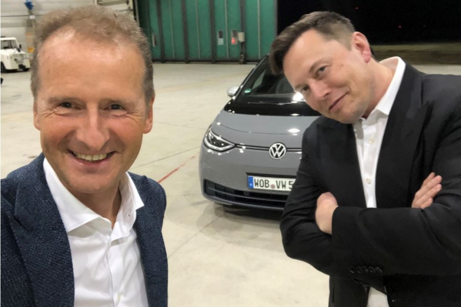 Herbert Diess (VW, links) und Elon Musk (Tesla) auf einem Bild ist eher selten zu sehen. (Archivbild)