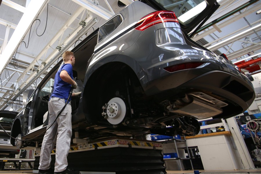 Bei VW wird die Kurzarbeit verlängert. Gleichzeitig gibt es Sonderschichten.