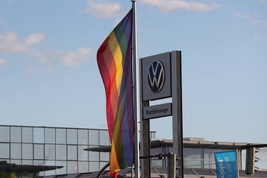 VW und der Regenbogen: Jetzt wehrt sich der Autobauer gegen die massive Kritik.