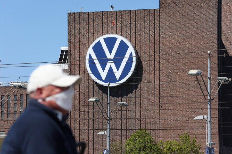 Beim VW-Werk in Wolfsburg geht die Kurzarbeit für manche Mitarbeiter weiter. (Symbolbild)