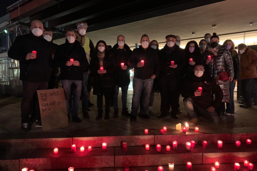 Viele VW-Mitarbeiter fanden sich am Montag bei der Gedenkveranstaltung zusammen. Mittendrin: Ein bekanntes Gesicht!