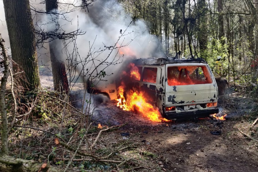 Von dem VW-Bulli war nach dem Flammeninfero nicht mehr viel übrig. 