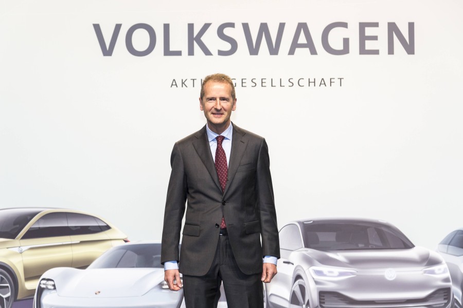 VW-Chef Herbert Diess glaubt daran, dass das Autofahren günstiger werden wird. (Archivbild) 