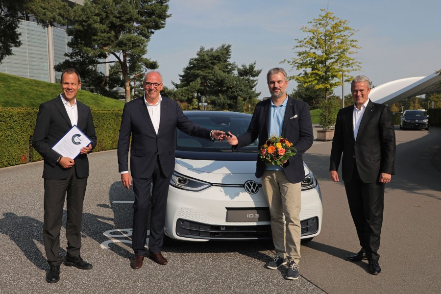 Die Übergabe des ersten ID.3 in Wolfsburg! Holger B. Santel, Leiter Vertrieb und Marketing Volkswagen Pkw, Jürgen Stackmann, Vertriebsvorstand Volkswagen Pkw, Oliver Nicolai, First Mover, Roland Clement, Vorsitzender der Geschäftsführung der Autostadt (von links).