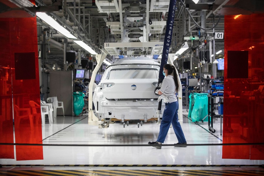 Einige VW-Mitarbeiter müssen sich künftig umstellen. Der Konzern will seine Baureihen umbauen. (Symbolbild)