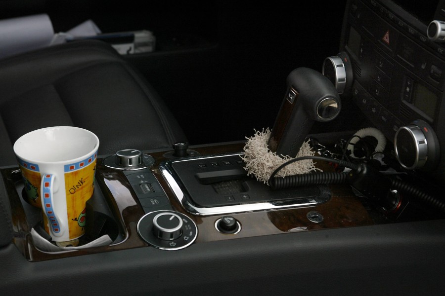 Die Handschaltung eines VW Touareg. (Symbolfoto)