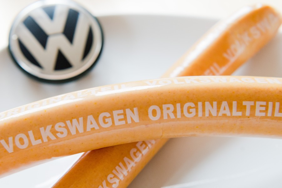VW hat die Currywurst in einer Kantine gestrichen.