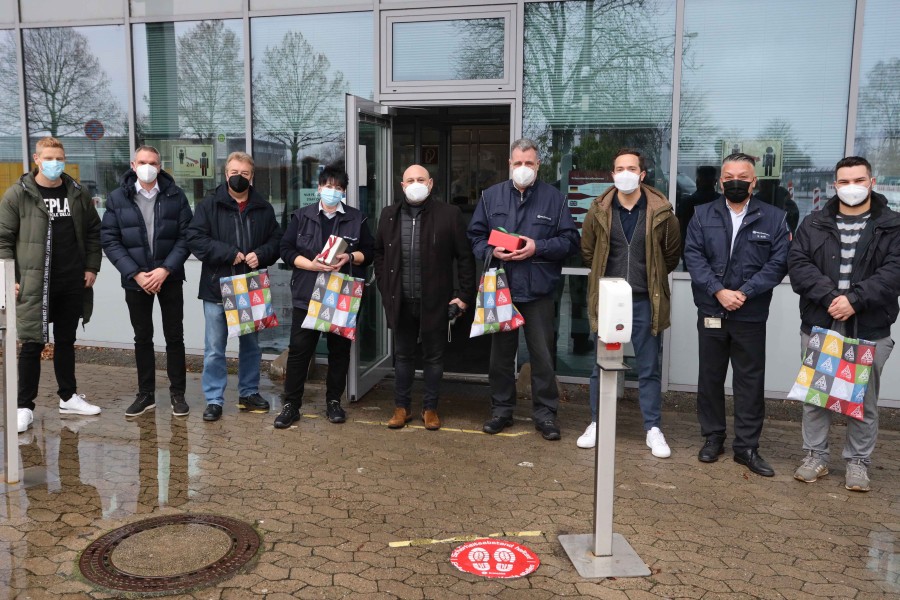 VW-Mitarbeiter, wie hier von Tor Ost, halten an Weihnachten die Stellung.